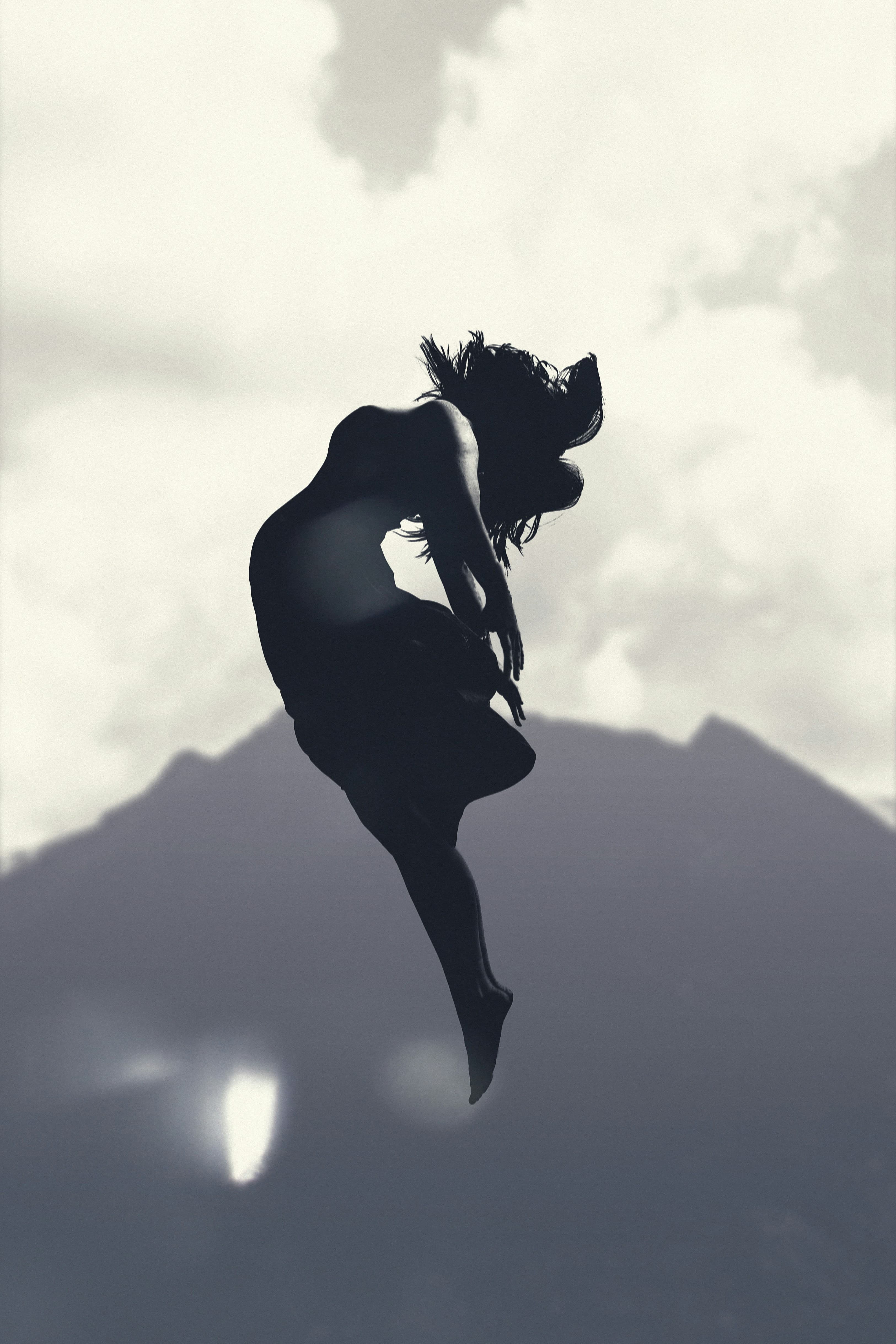 Silhouette d'une personne sautant dans les airs - Photo par Mohamed Nohassi